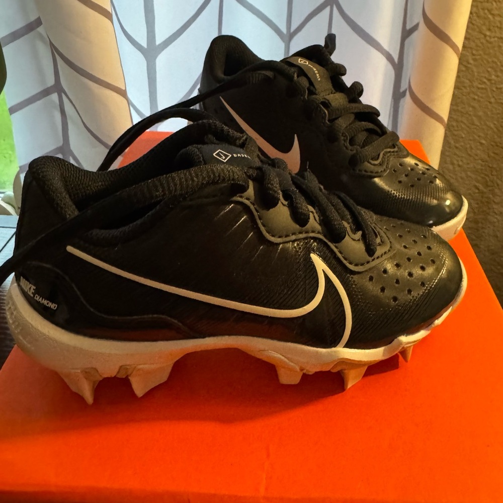 Nike Diamond Kids Cleats Black and White Baseball/Soccer Cleats